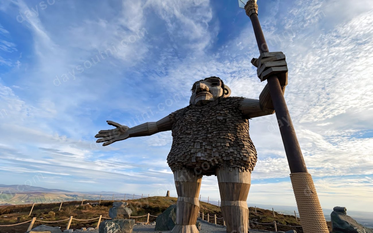 The giant Darach the Guardian sculpture near Gortin