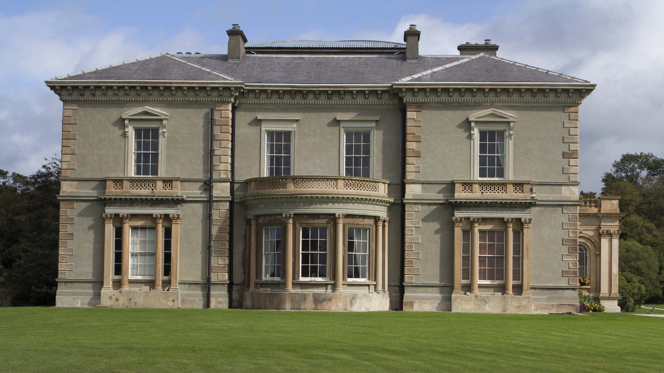 A close view of the central façade of Dundarave House, showing the curved stone bay, columns and detailed sandstone dressings
