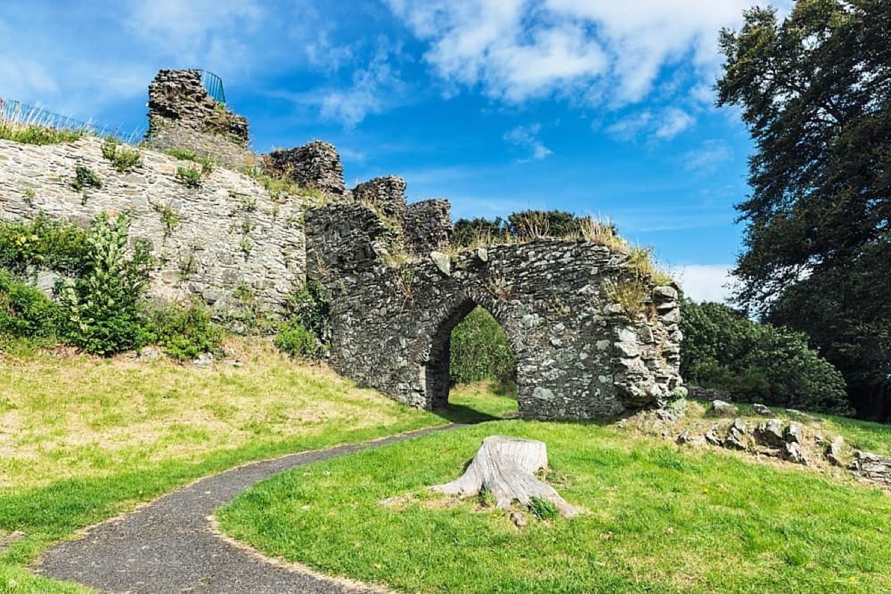 The ruined gatehouse arch and curtain wall at Dundrum Castle