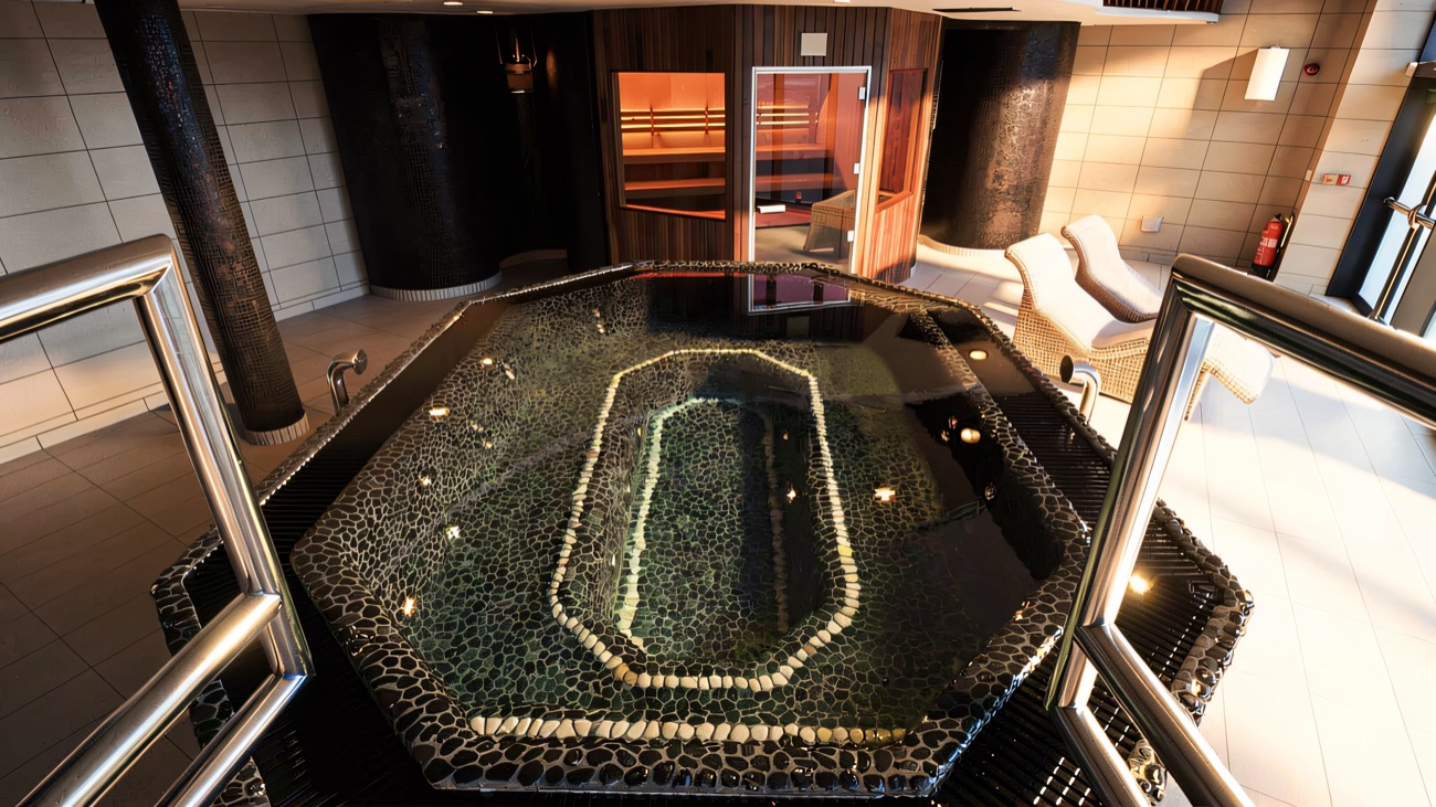The spa pool and sauna seen from above